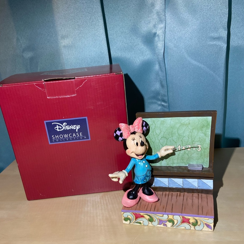 Disney Showcase Jim Shore Minnie Mouse “Class Act” 4059750
